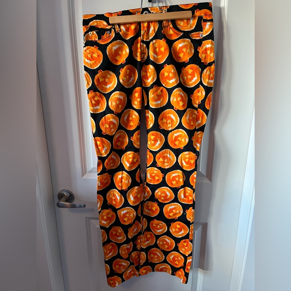 Ladies Loudmouth golf pants.